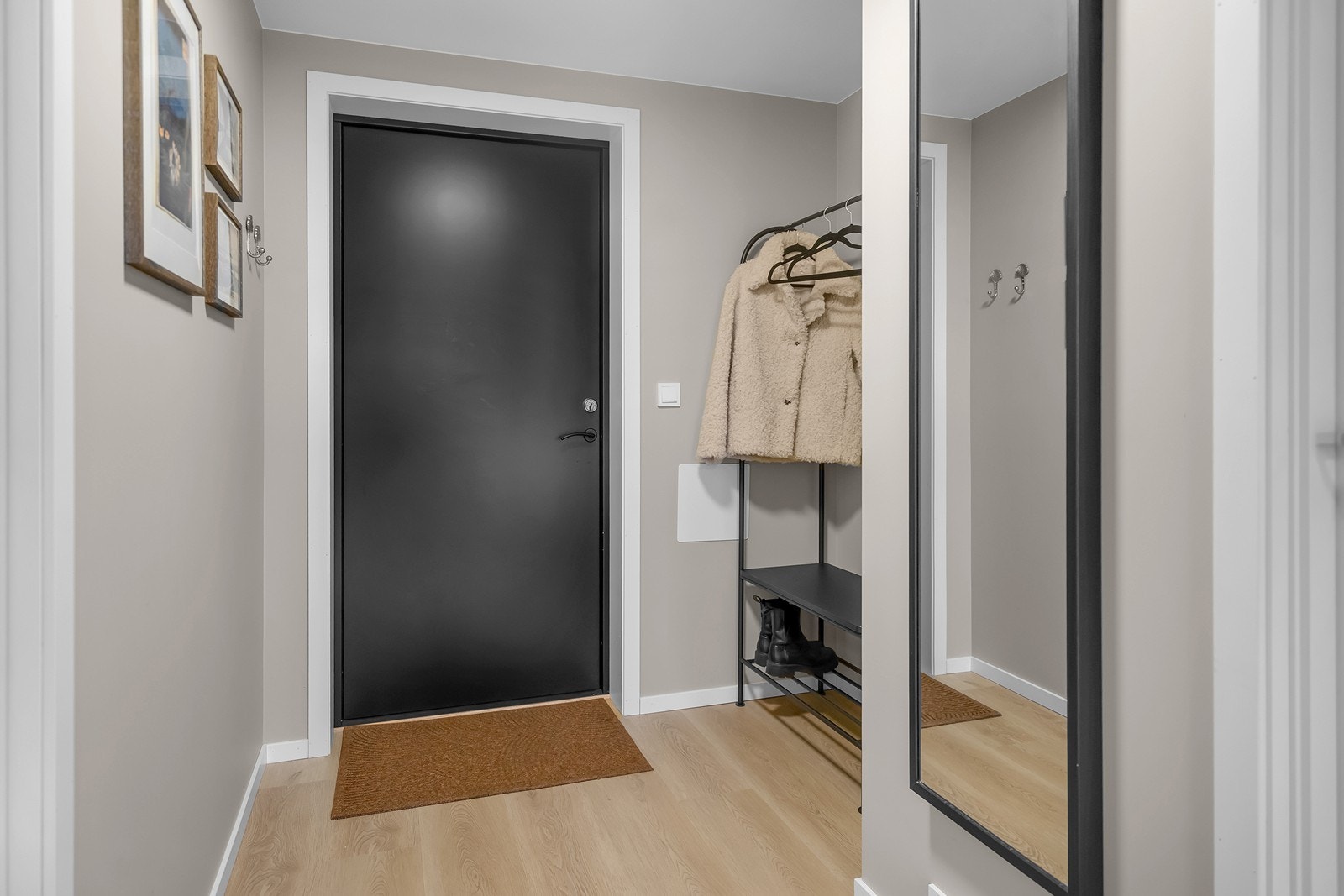 Velkommen inn! Gangen har et praktisk innhuk med gode oppbevaringsmuligheter. Galleribilde