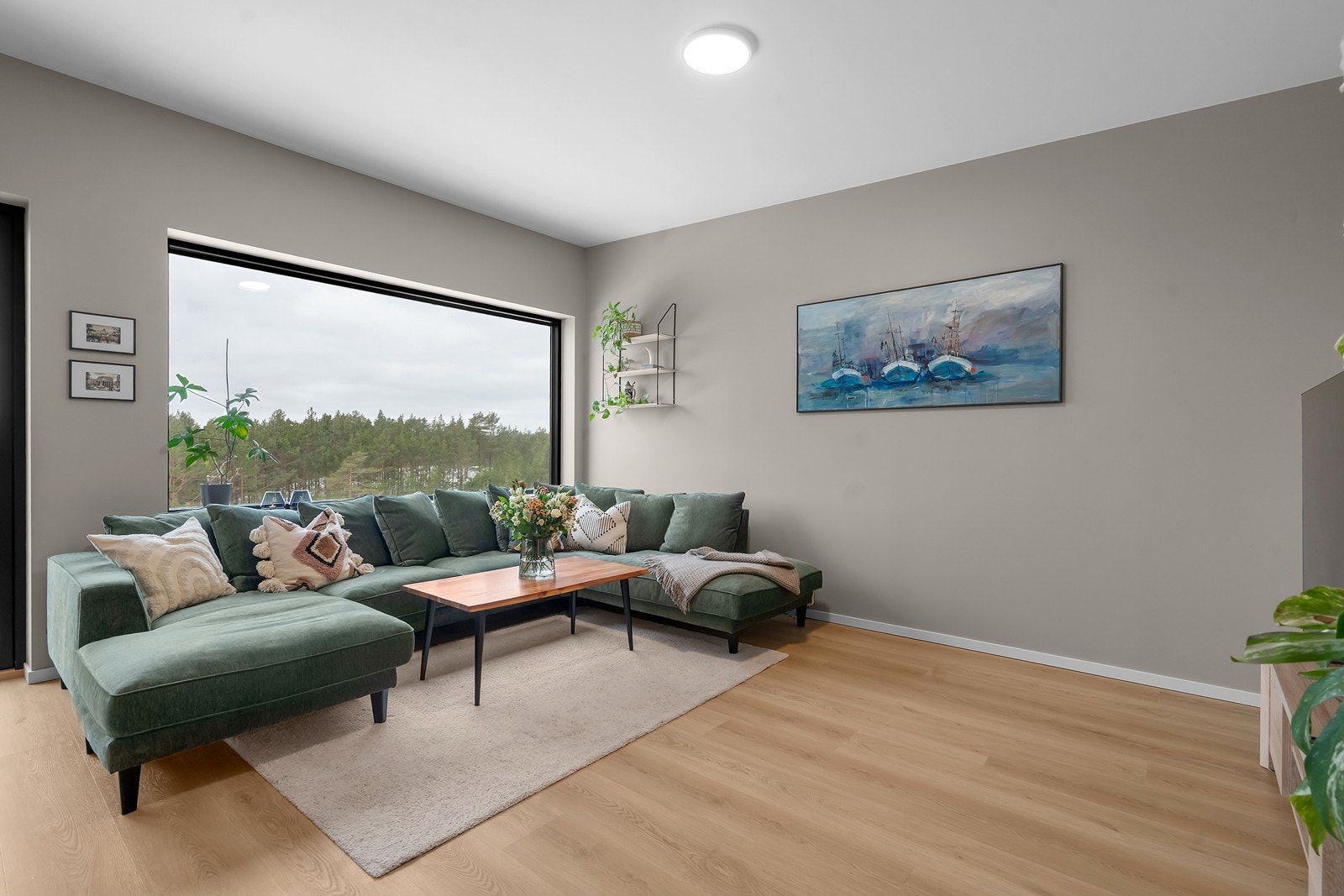 Store vinduer i stue gjør at rommet føles luftig og er behagelig å oppholde seg i. Det er også solskjerming på dette vinduet. Galleribilde