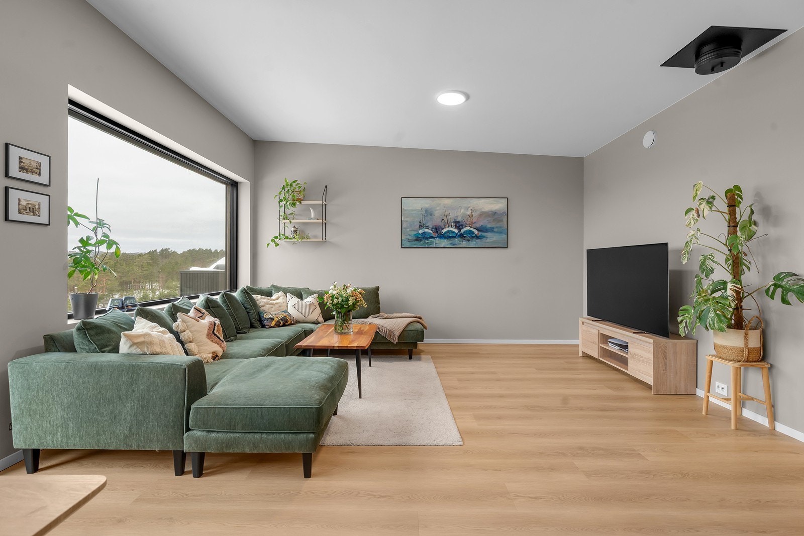 Lys pen stue med god plass til sofakrok for familie og venner. Galleribilde