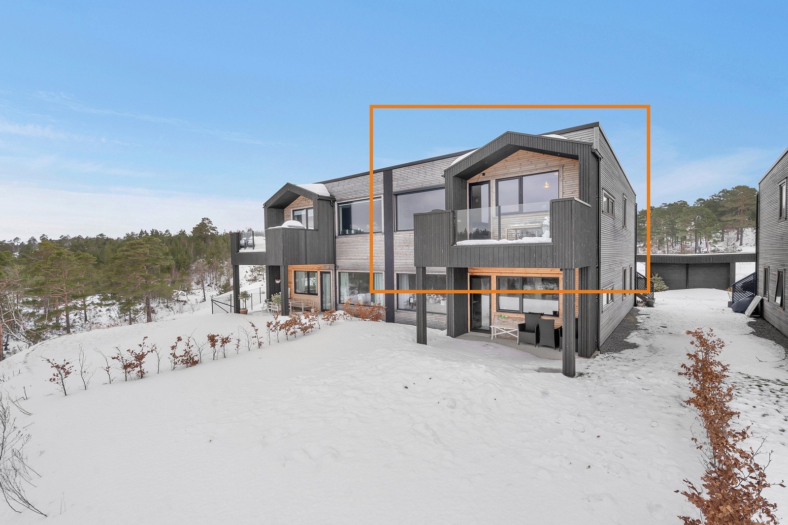 Leiligheten ligger i andre etasje og har fritt utsyn mot vakker natur. Galleribilde