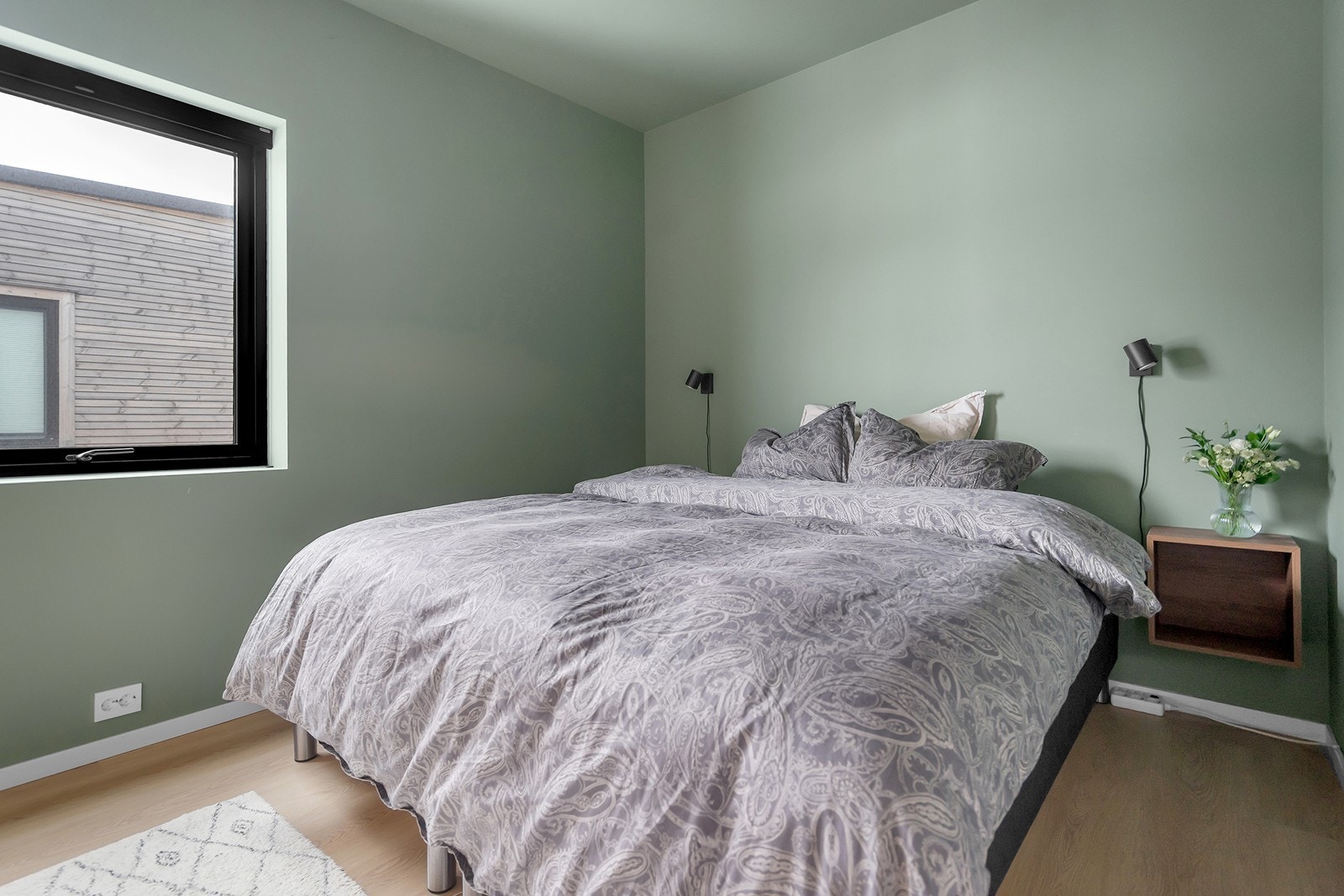 Stort soverom med god plass til dobbeltseng og nattbord. Galleribilde