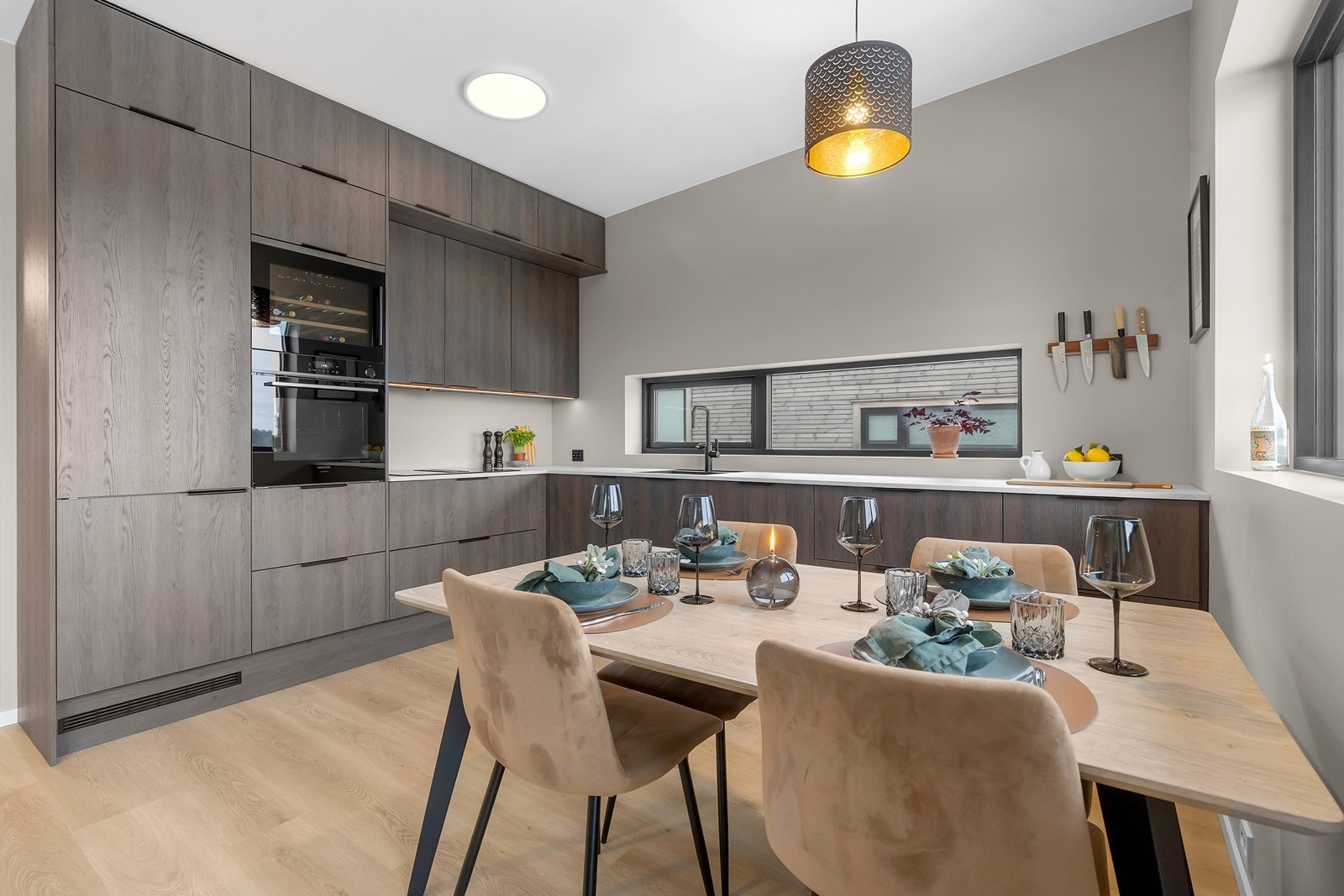 Stilrent kjøkken med mye skap- og benkeplass. Galleribilde