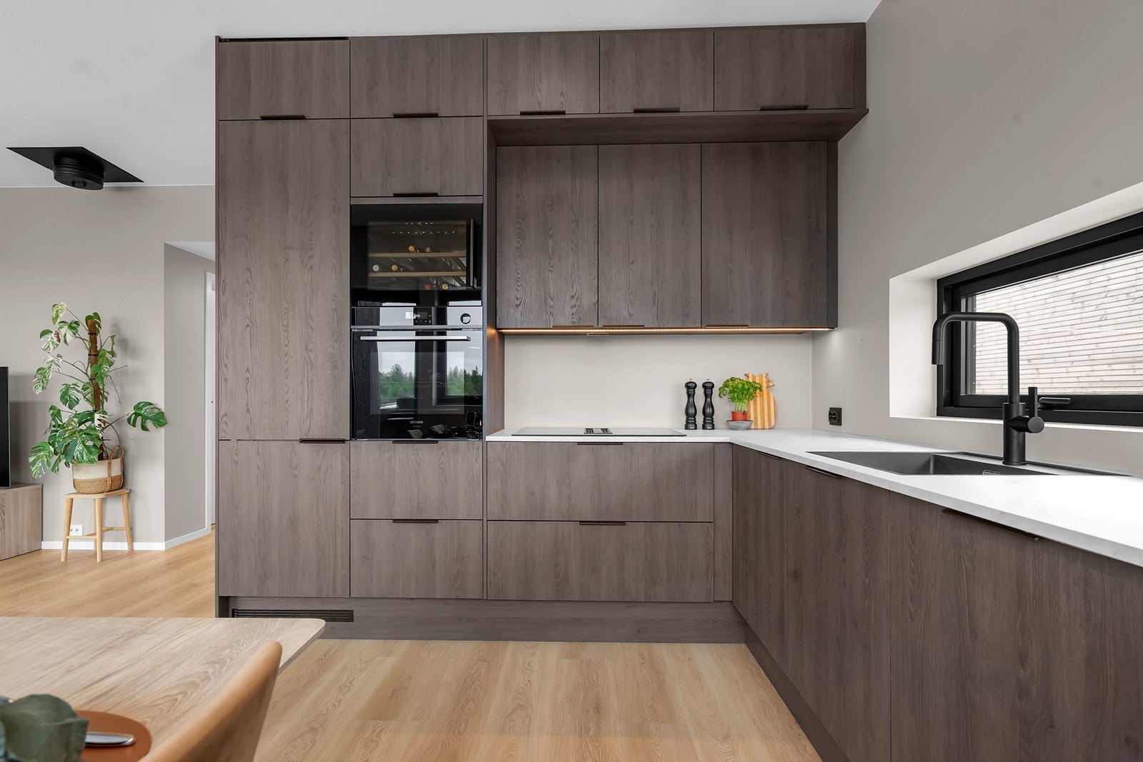 Kjøkkenet har integrerte hvitevarer, også med vinskap. Galleribilde