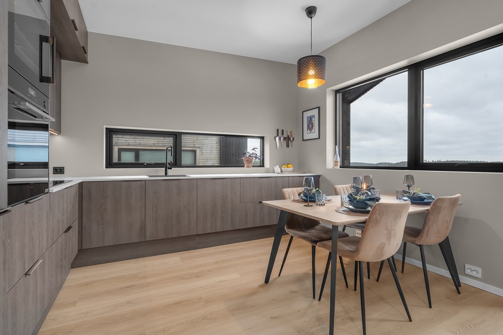 Praktisk kjøkken med en naturlig plass til spisebordet. Galleribilde