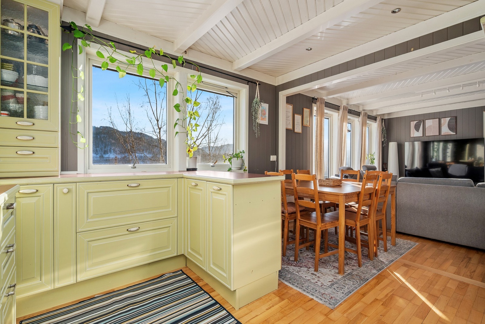 Kjøkkenet er på ca. 16 kvm og har god plass til en romslig spisestue for hele familien. Galleribilde