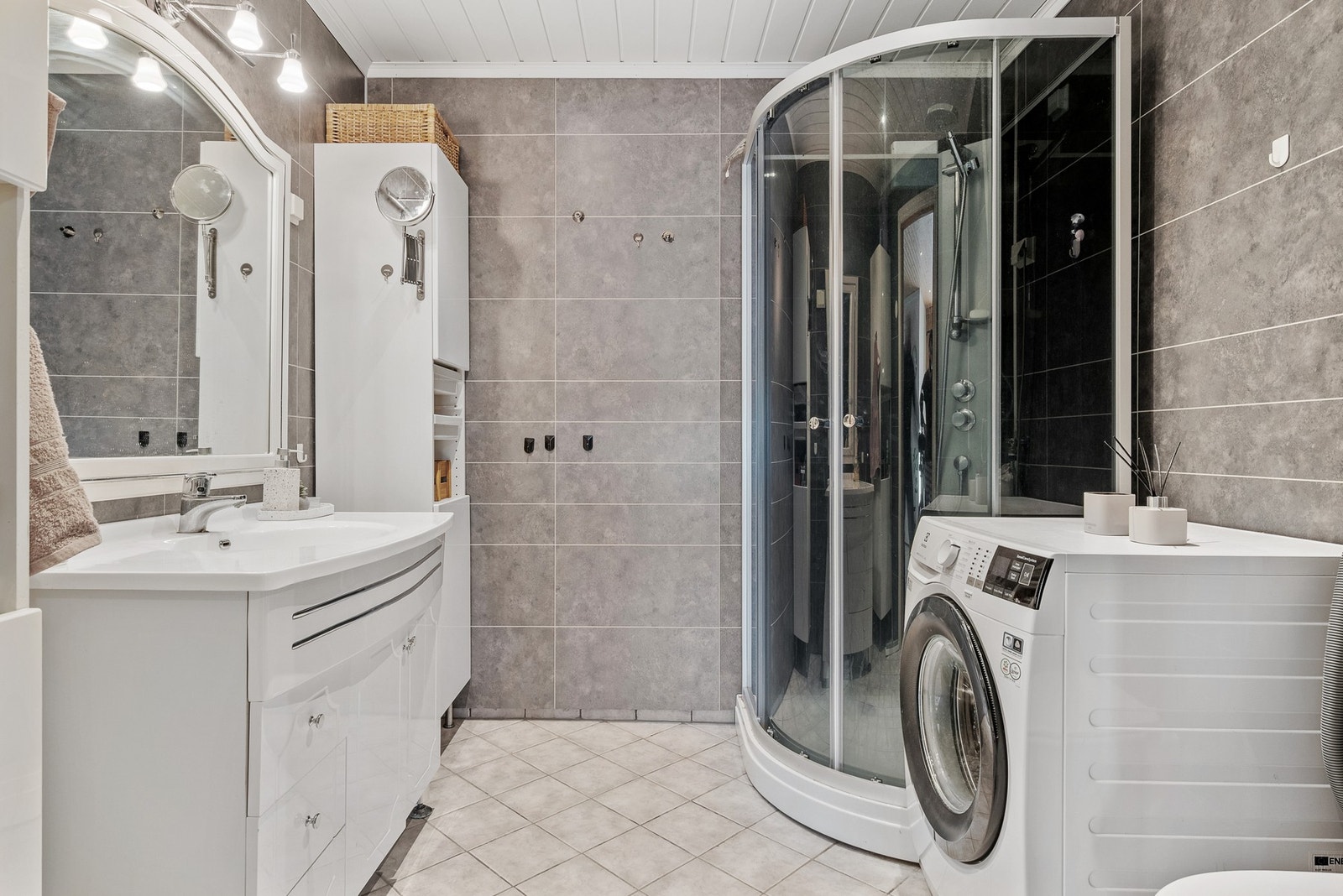 Badet i sokkelen er på ca. 5 kvm. Galleribilde