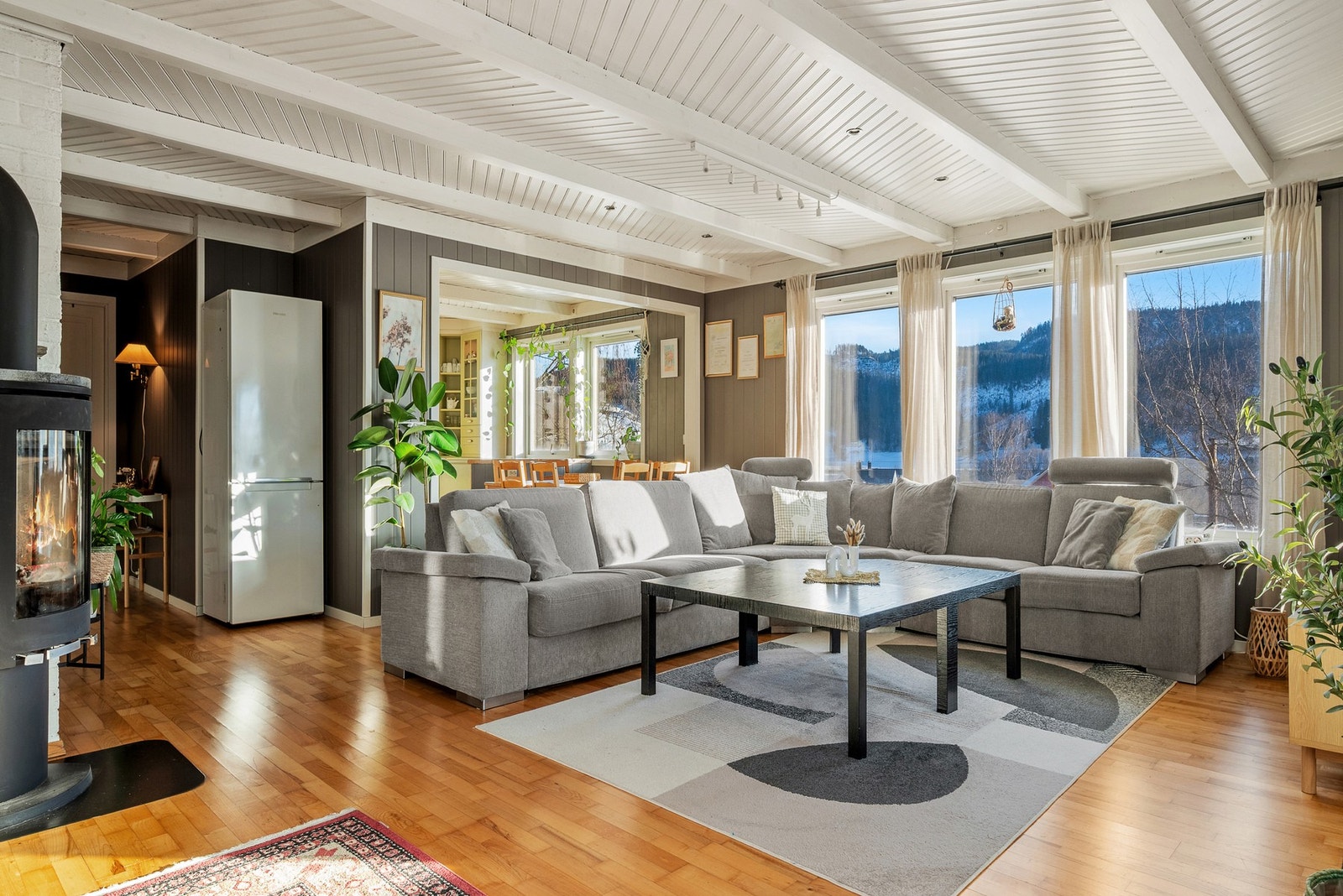 Boligen har montert vedovn og varmepumpe for god og hyggelig oppvarming. Galleribilde