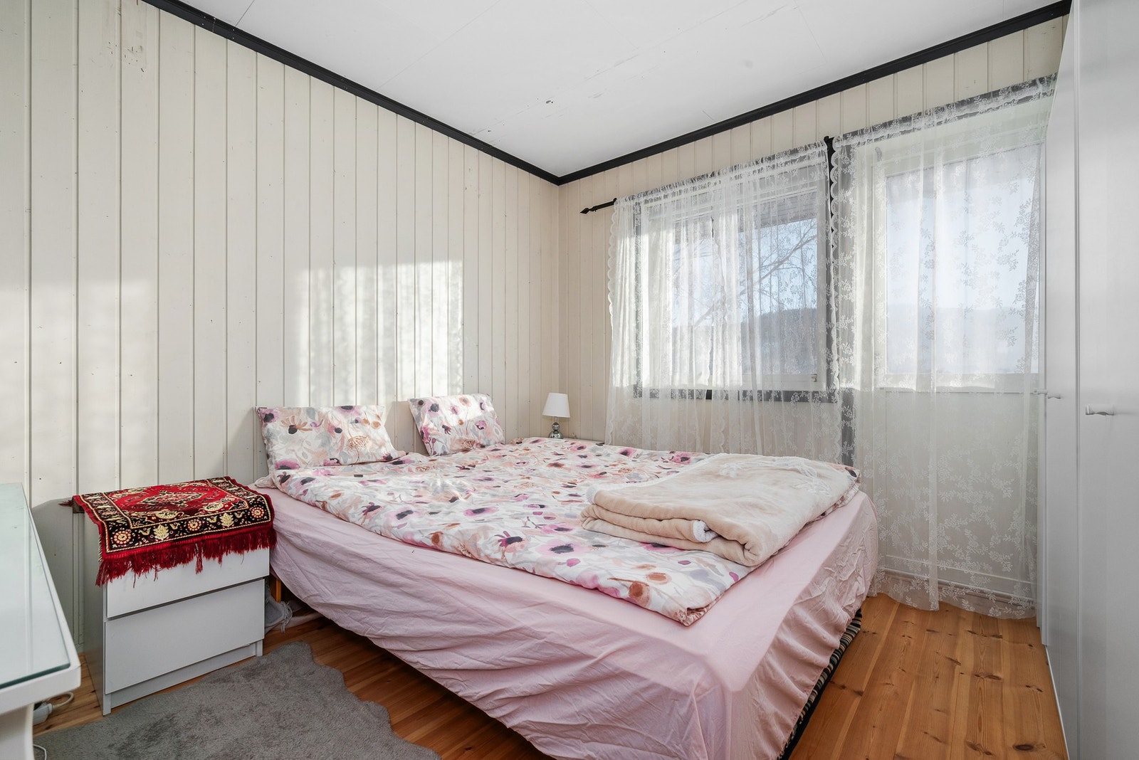 Hovedetasjen har tre soverom. Hovedsoverommet er på ca. 9,5 kvm. Galleribilde