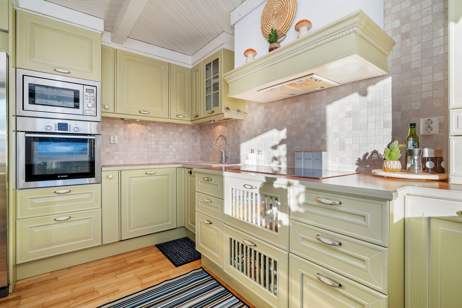 Her er det innredning med integrert stekeovn, platetopp, mikroovn og oppvaskmaskin. Galleribilde