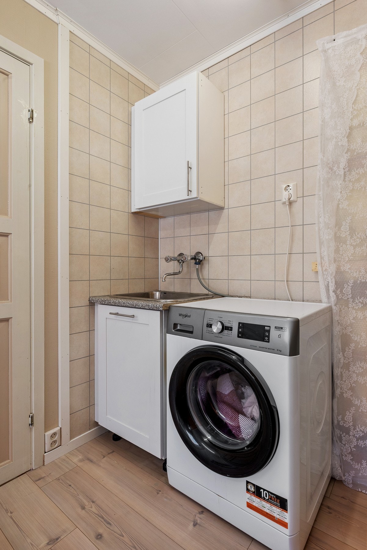 Soverommet er kombinert med vaskemaskin og utslagsvask. Galleribilde