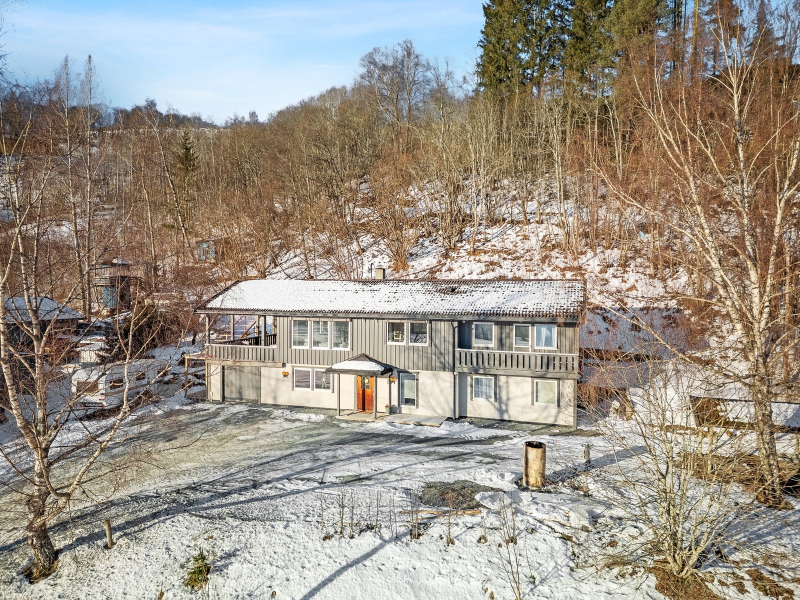 Det er også integrert garasje i boligen, samt. rikelig med parkeringsplasser i gårdsplass. Galleribilde