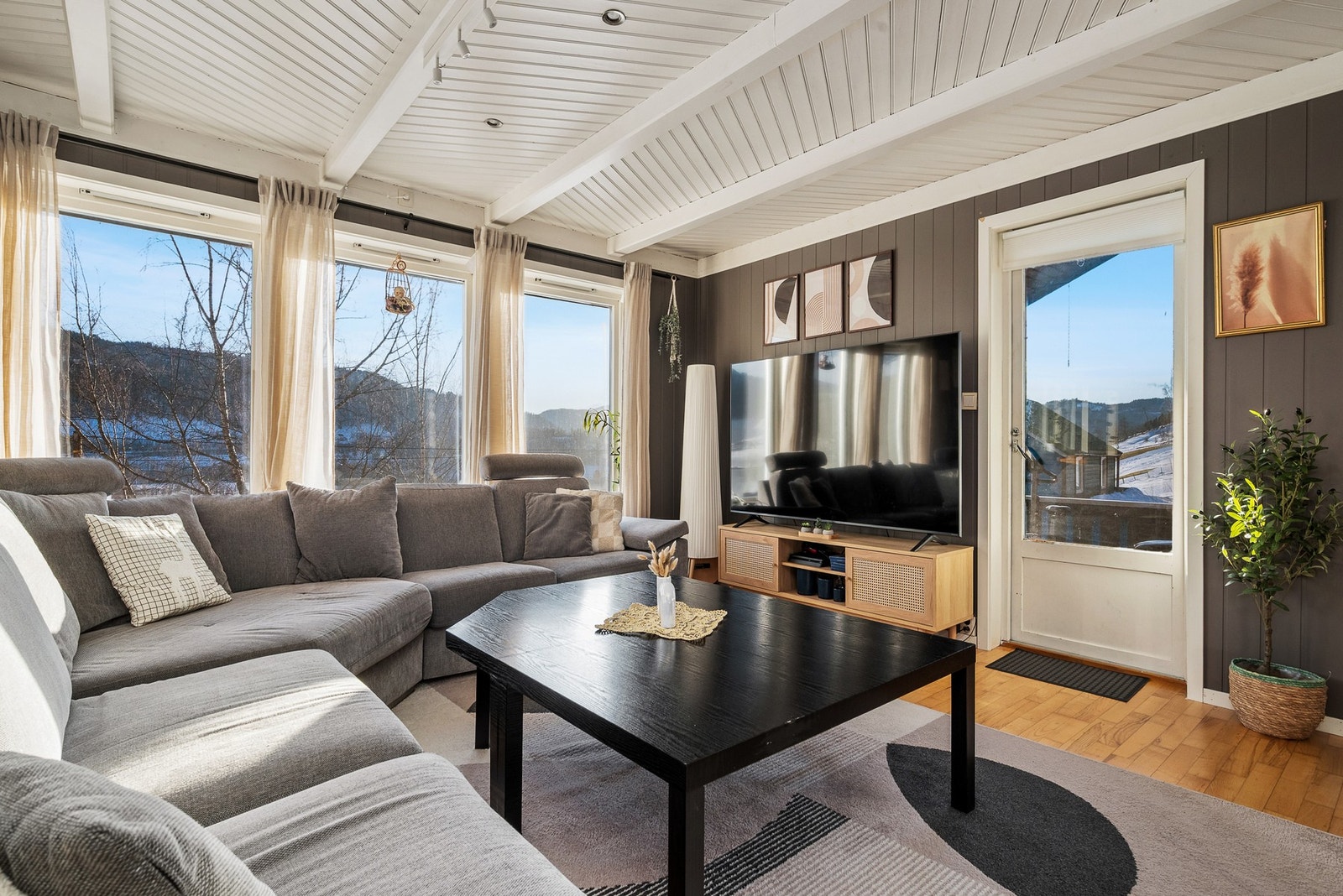 Fra stua er det utgang til terrasse og store vindusflater for godt med lysinnslipp. Galleribilde