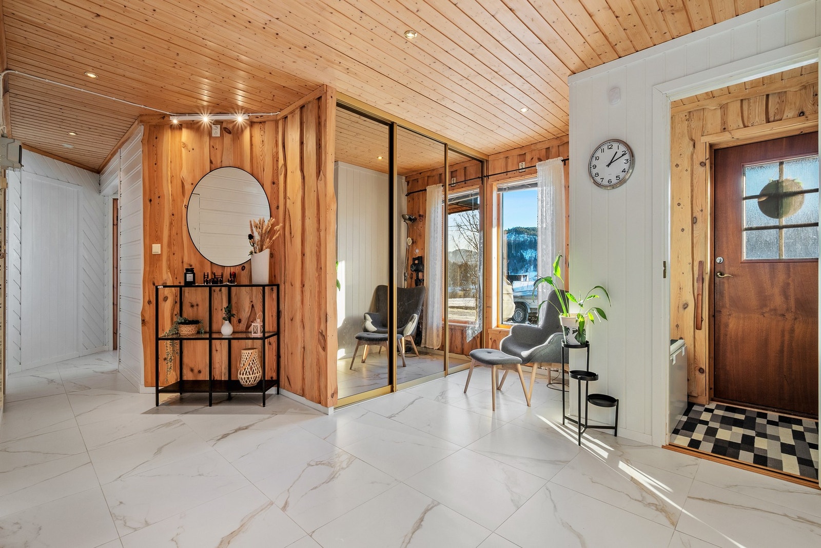 Sokkeletasjen er innredet som en egen leilighet (ikke godkjent). Galleribilde