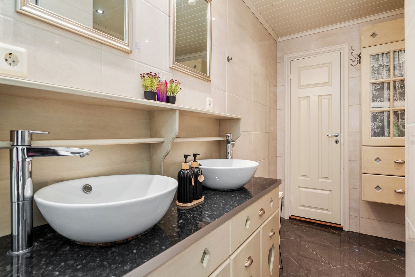 Badet er på romslige 10 kvm, og fremstår som praktisk og innholdsrikt. Galleribilde