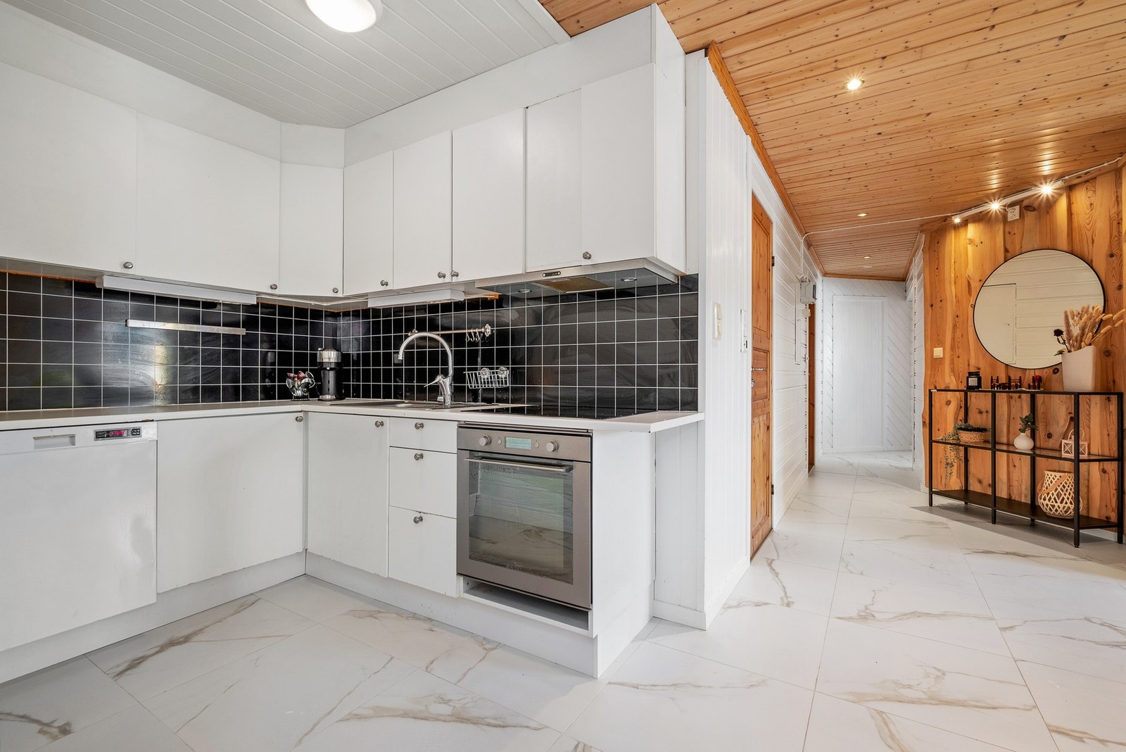 Kjøkkenet har innredning med integrert stekeovn, platetopp og oppvaskmaskin. Galleribilde