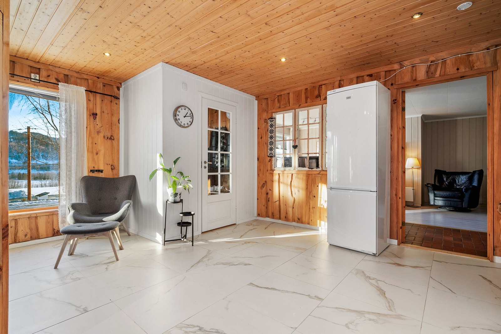 Her kommer du inn i en romslig entre med vindfang. Her er det flis på gulv. Galleribilde