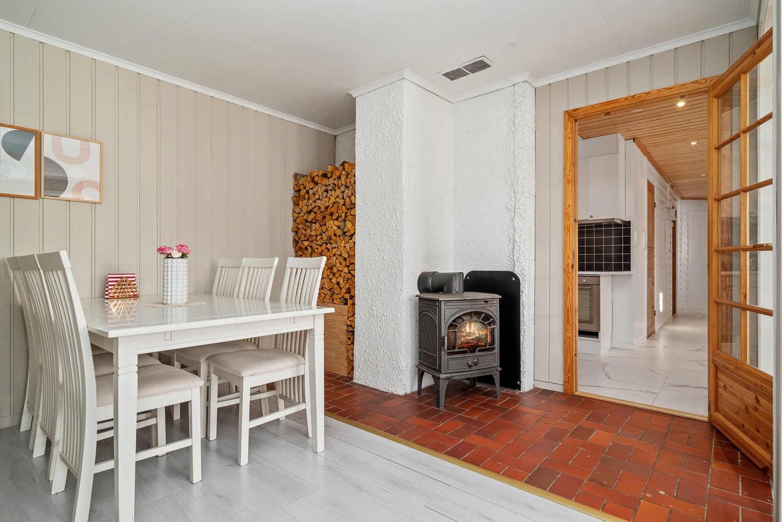 Kjøkken, entre og stue har også varmekabler i gulv. Galleribilde