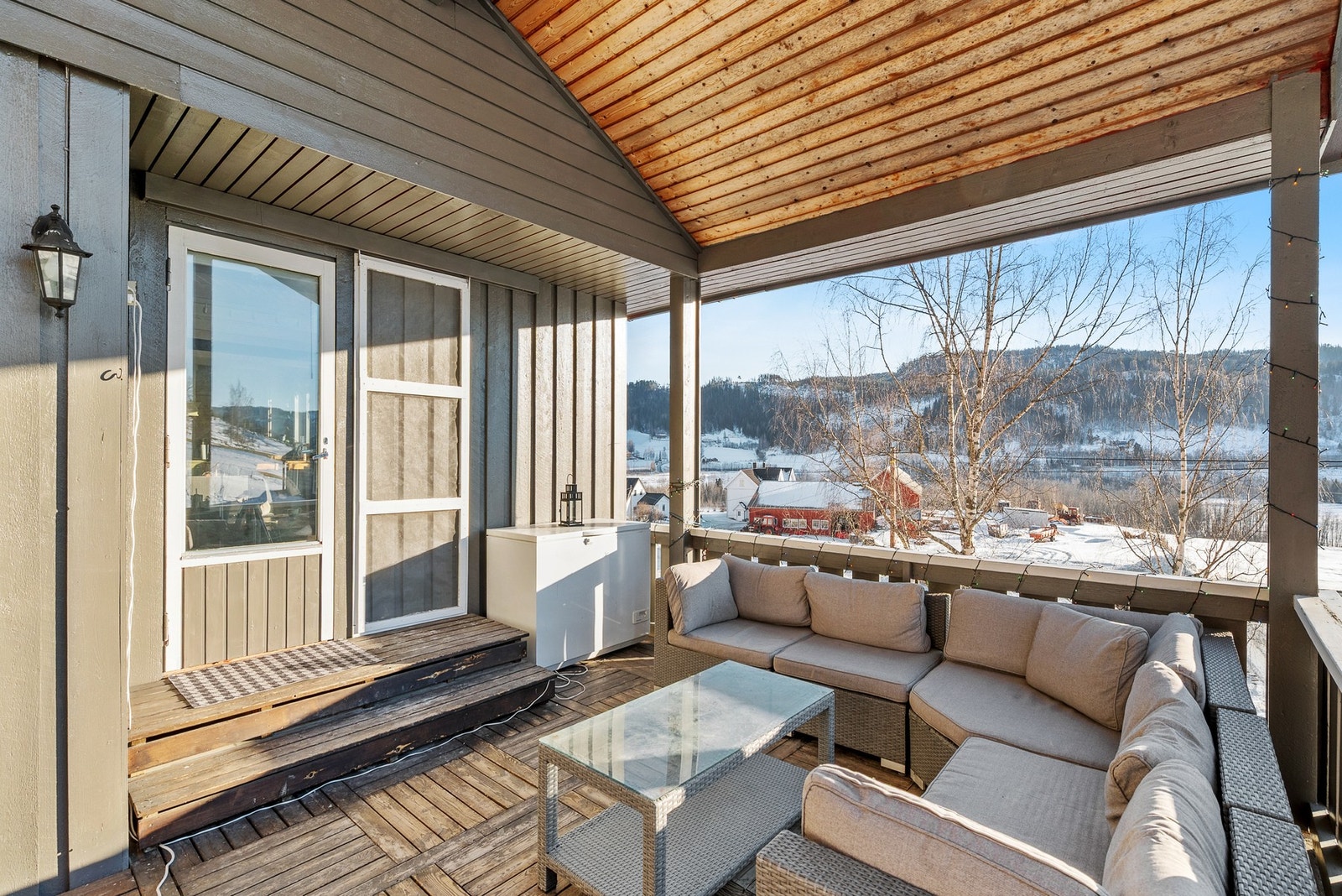 Fra stua er det utgang til en romslig terrasse med takoverbygg. Galleribilde