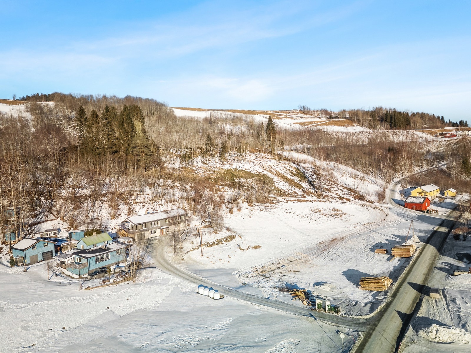 Huset ligger på en høyde med flott utsikt og gode solforhold. Galleribilde