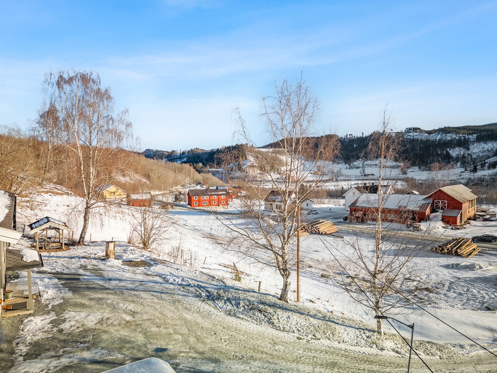 Eiendommen ligger landlig til, ca. 4 km fra Hovin sentrum. Galleribilde