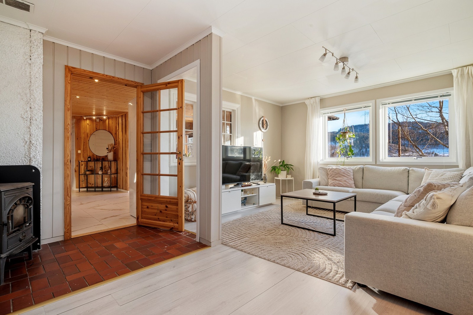 Stue er på ca. 29 kvm med vedovn og varmepumpe som god oppvarmingskilde. Galleribilde