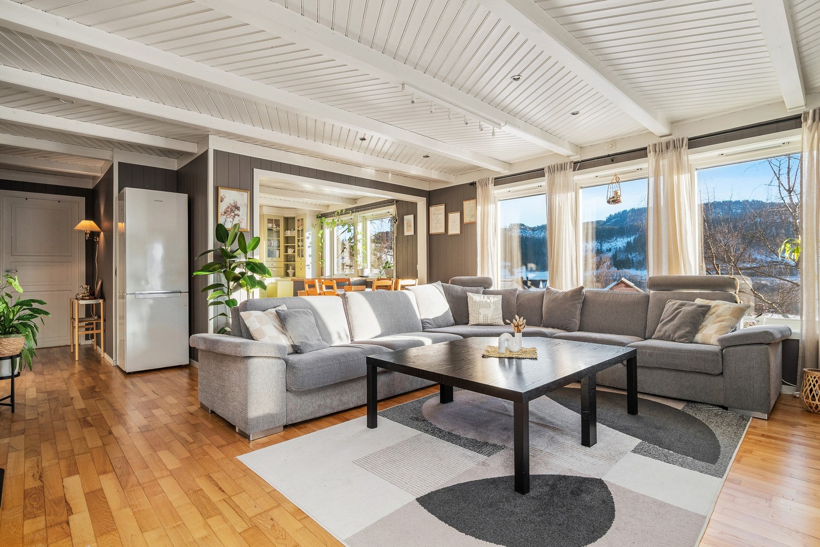 1. etasje byr på romslige og gode oppholdsrom med stue på ca. 43 kvm. Galleribilde