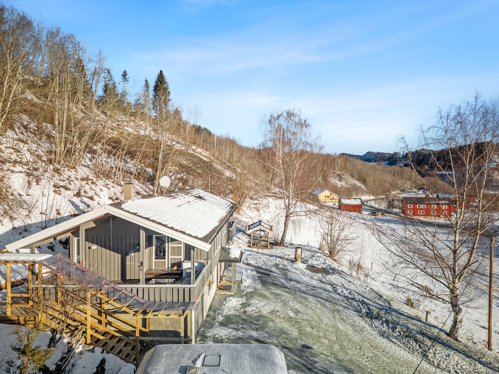 Her presenteres en innholdsrik enebolig med landlig beliggenhet på Hovin. Galleribilde