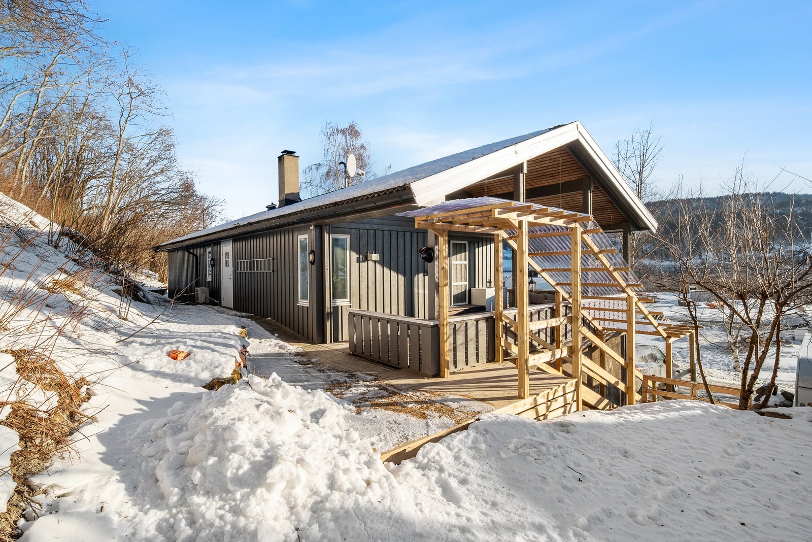 Boligen ble oppført i 1984, og går over to plan. Galleribilde