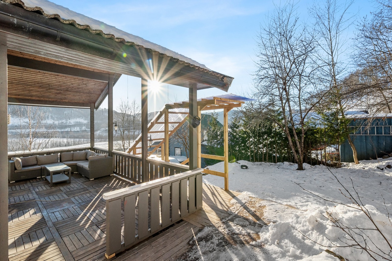 Terrassen er på ca. 29 kvm, og god høyde under taket. Galleribilde