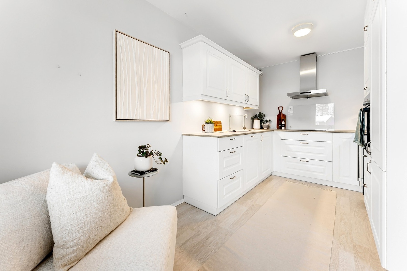 Lys under overskap for gode arbeidsforhold og glassplate på vegg over stekesonen og kum for ekstra beskyttelse Galleribilde