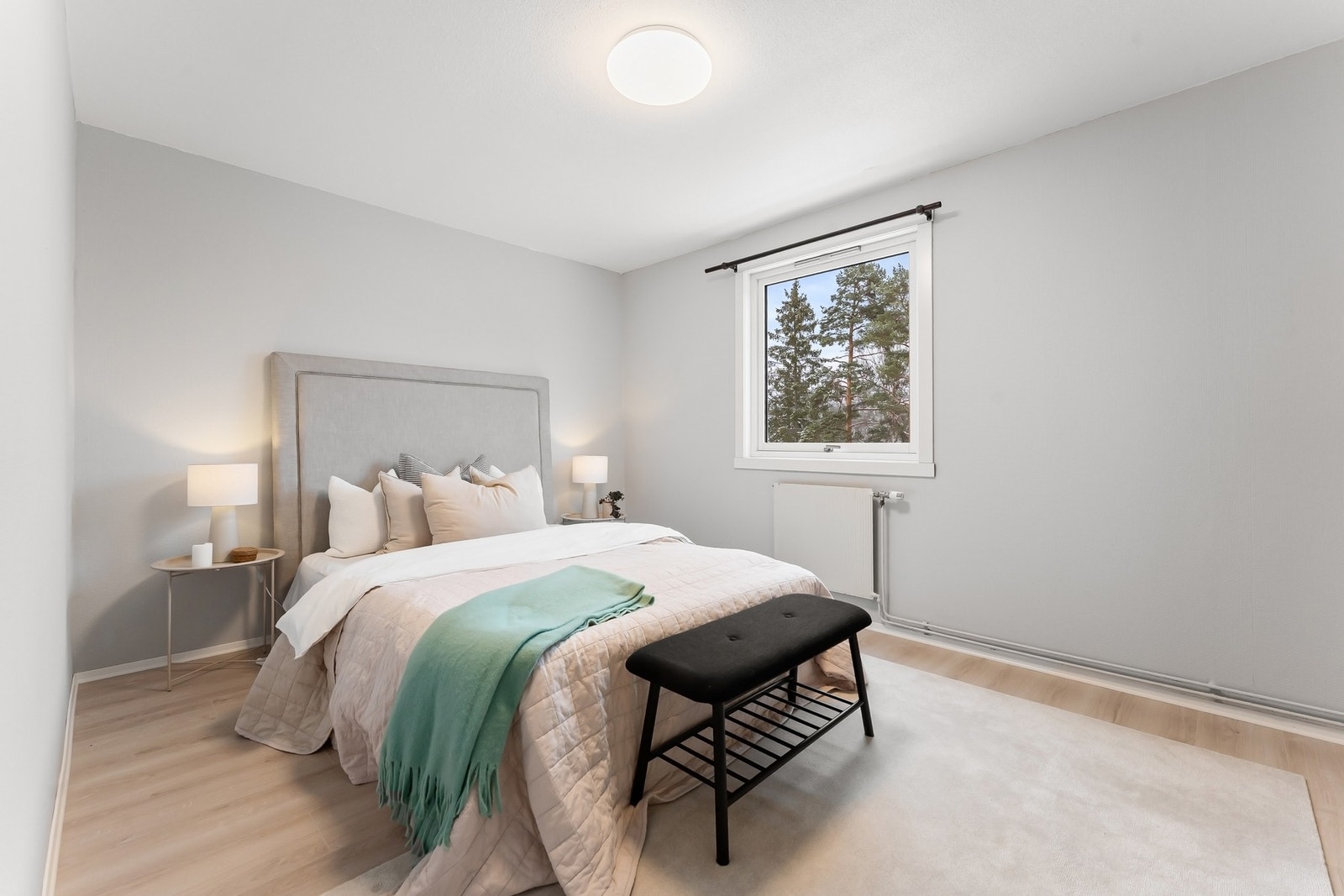 Soverom 1 med god plass til dobbeltseng og ekstra møblement Galleribilde