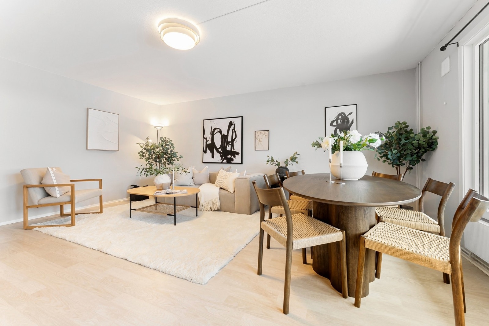 Her er det plass til både sofagruppe, spisebord og andre innredningsløsninger Galleribilde