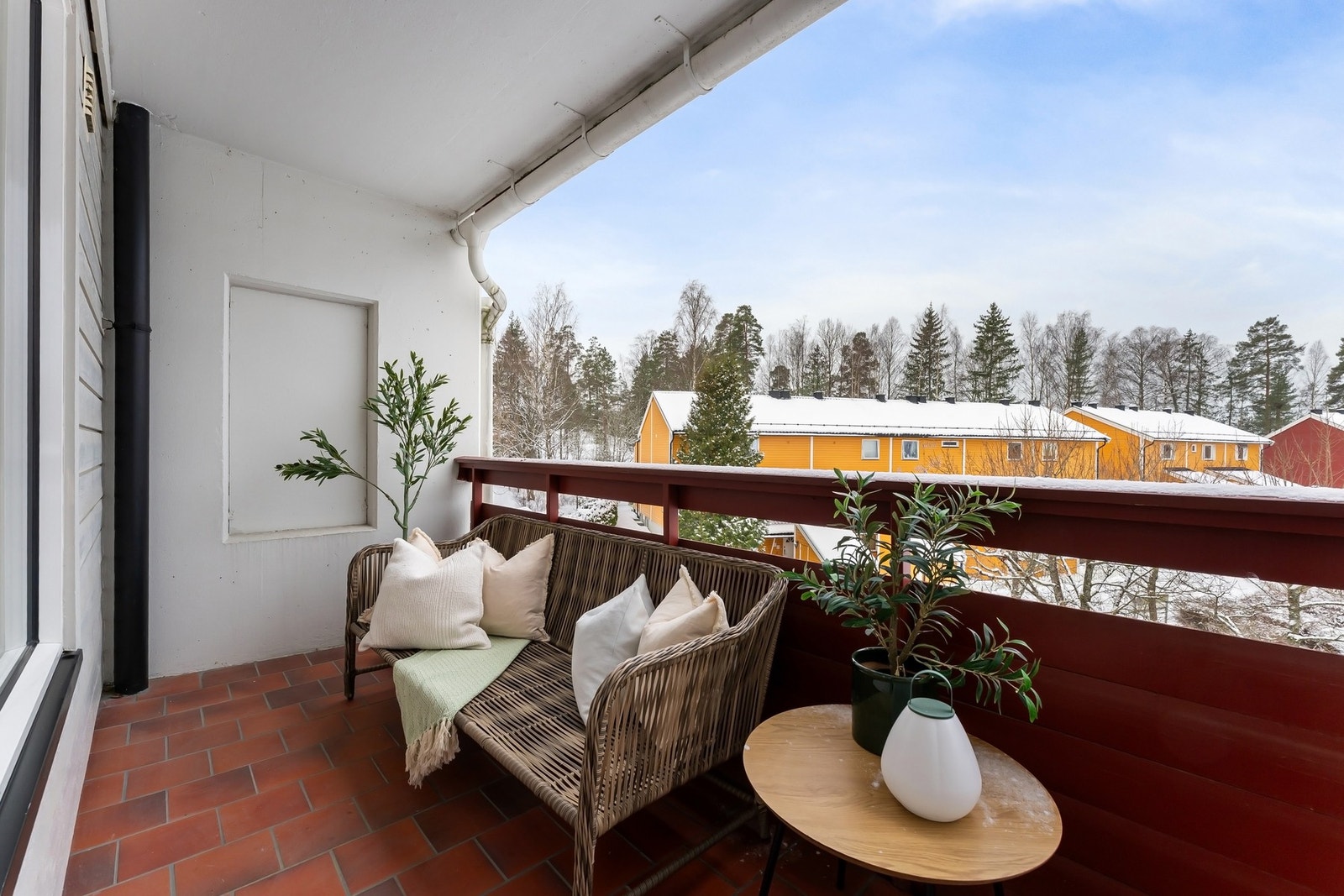 Fra stuen er det utgang til en solrik balkong med god plass til utemøbler Galleribilde