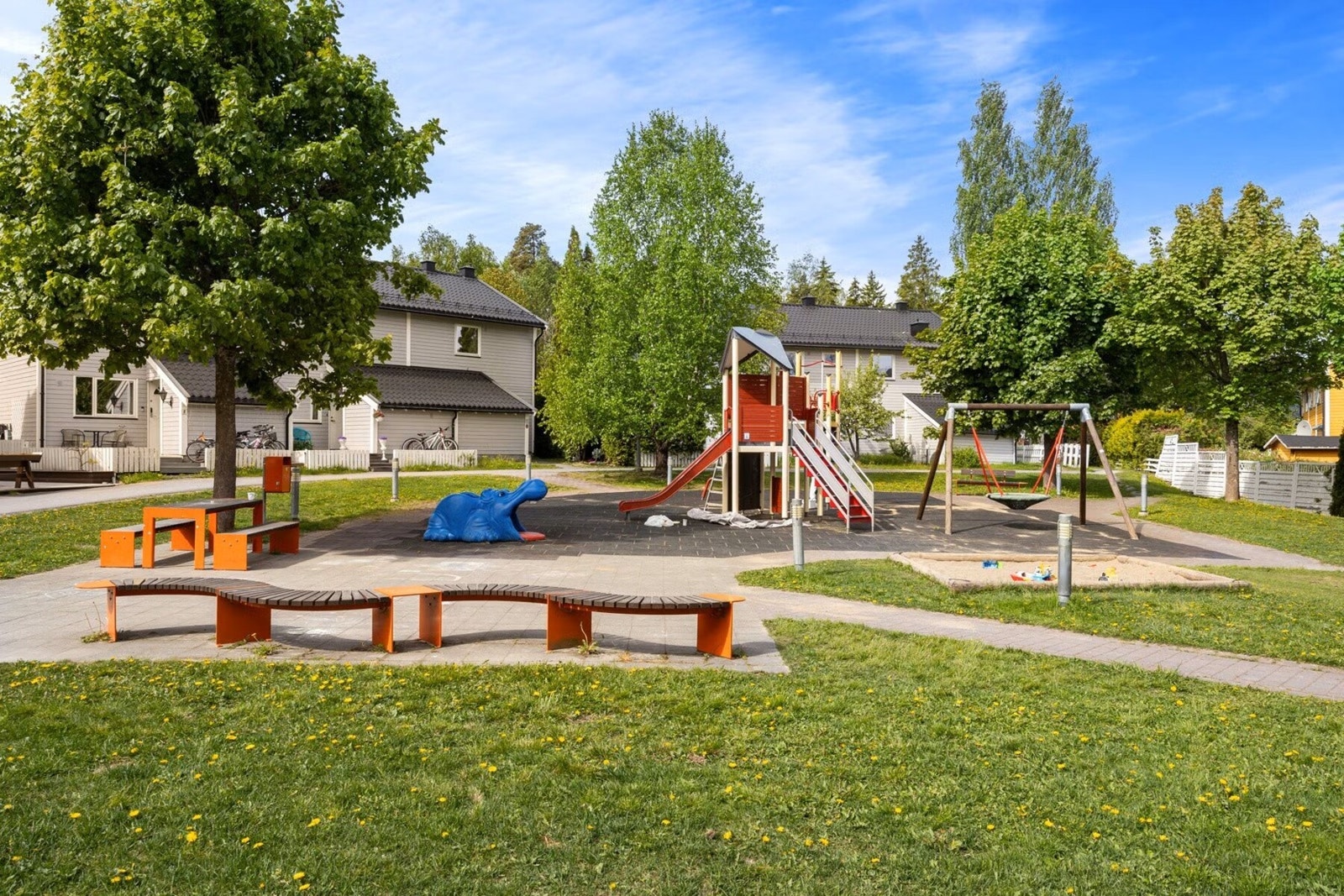 Beboere disponerer en flott lekeplass Galleribilde