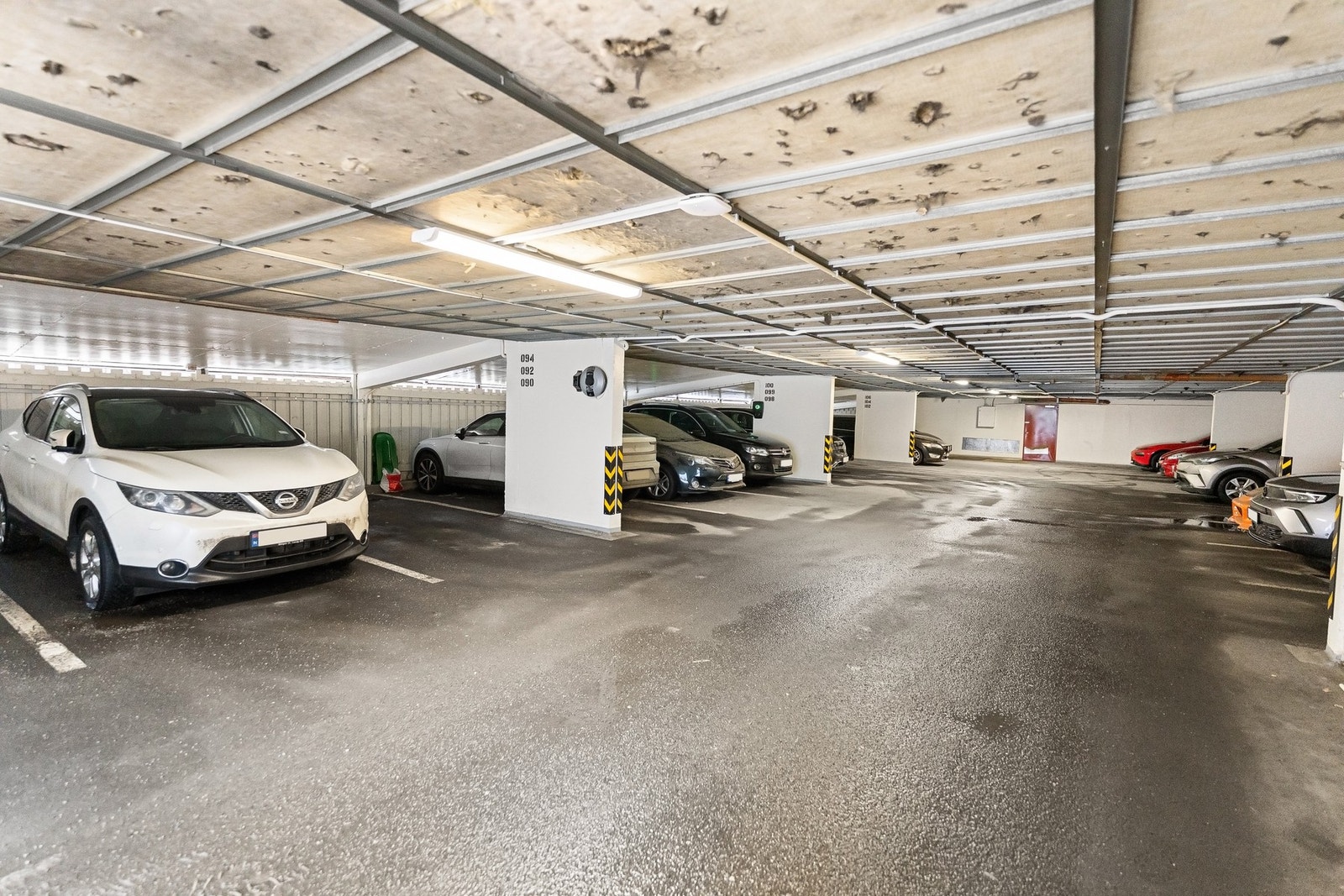 Med leiligheten følger en garasjeplass i felles garasjeanlegg Galleribilde