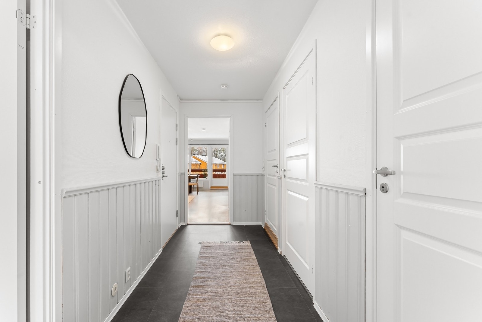 Koselig entré med plass til oppbevaring av sko og yttertøy Galleribilde