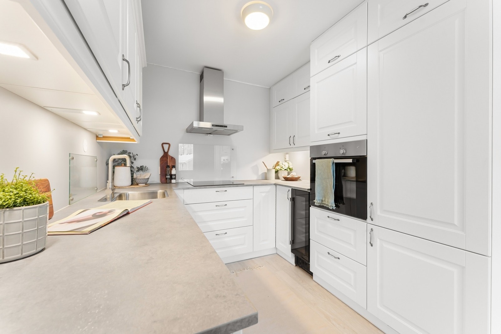 Kjøkkenet er praktisk utformet med rikelig skap- og benkeplass Galleribilde