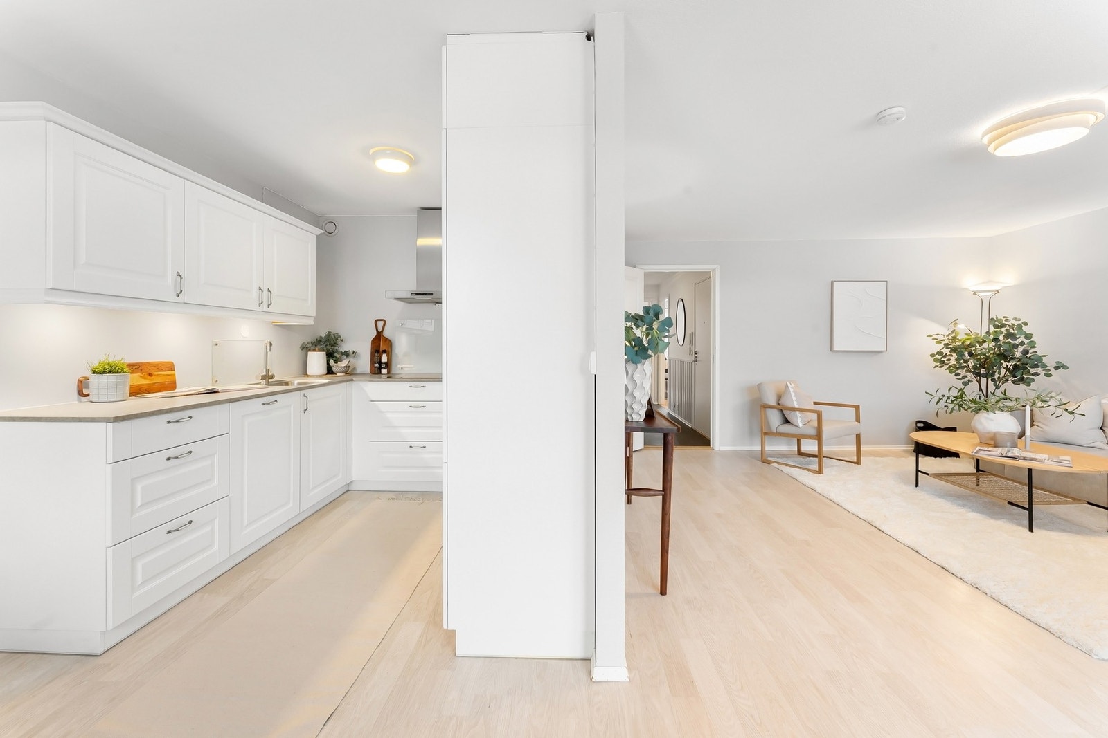 Lyst og moderne KVIK kjøkken fra 2018 i åpen løsning med stuen Galleribilde