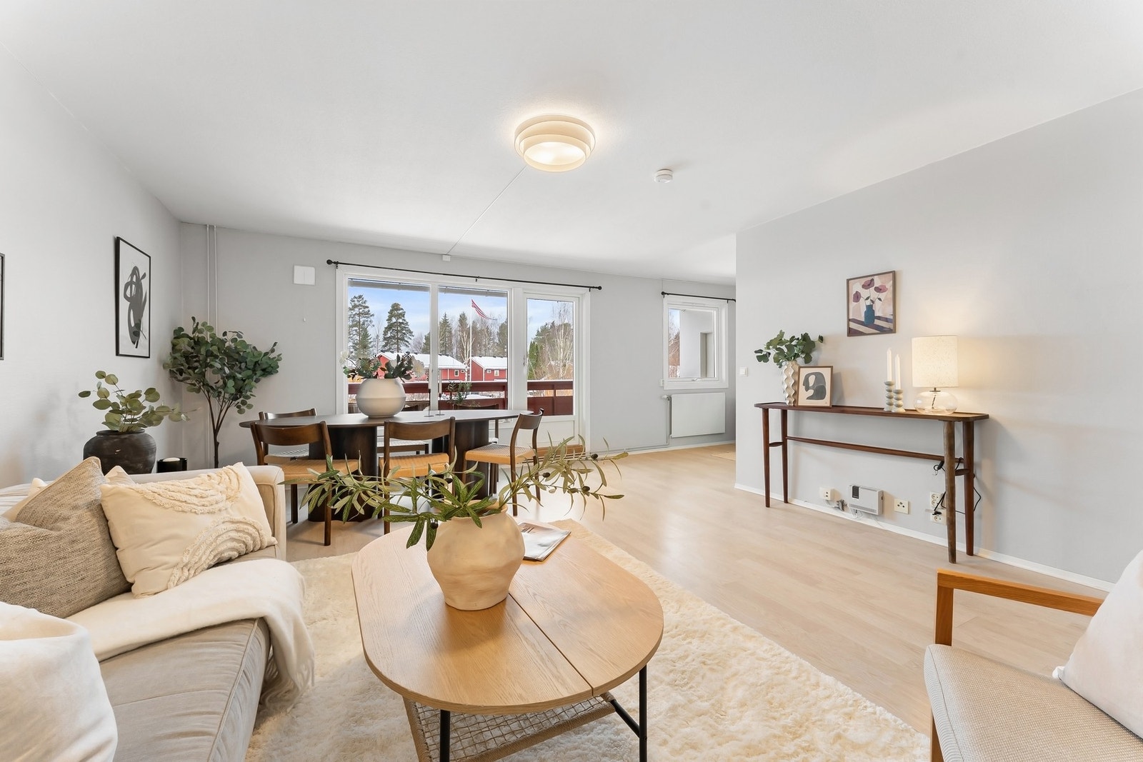 Stuen fremstår lys og innbydende med store vindusflater som slipper inn rikelig med dagslys Galleribilde