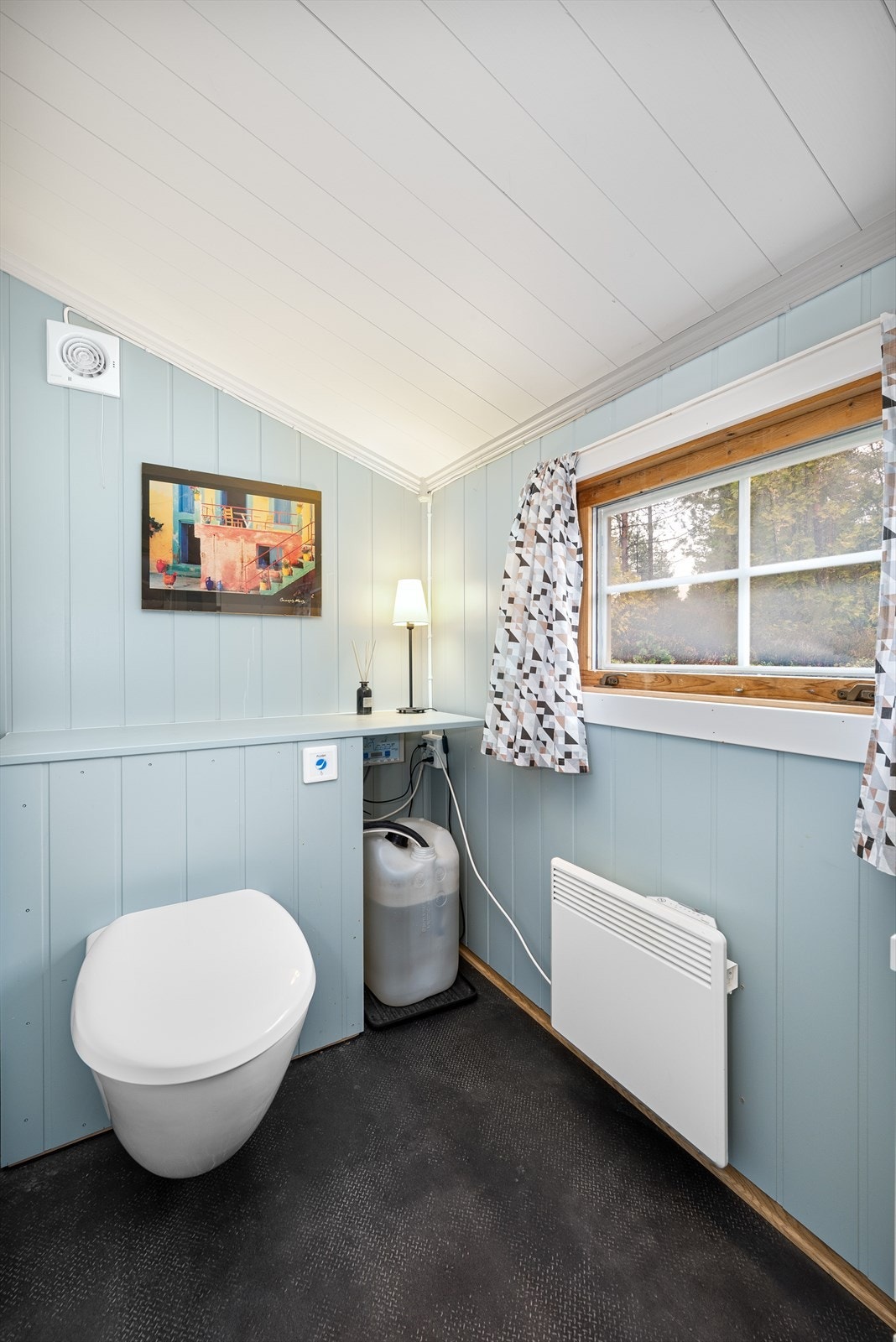 Toalettrom med Jets vegghengt toalett. Galleribilde