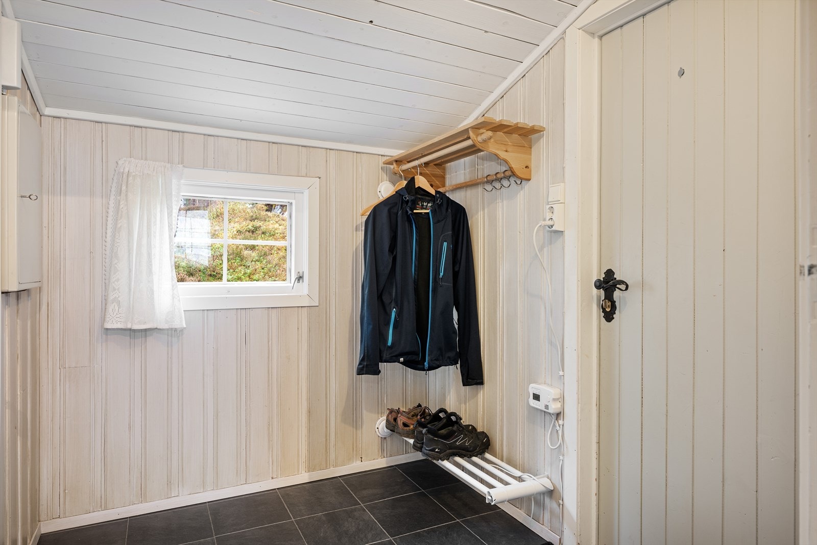 Du kommer inn i vindfanget i hytta med videre adkomst via gangen til kjøkken, stue, bad, 2 soverom og toalettrom. Galleribilde