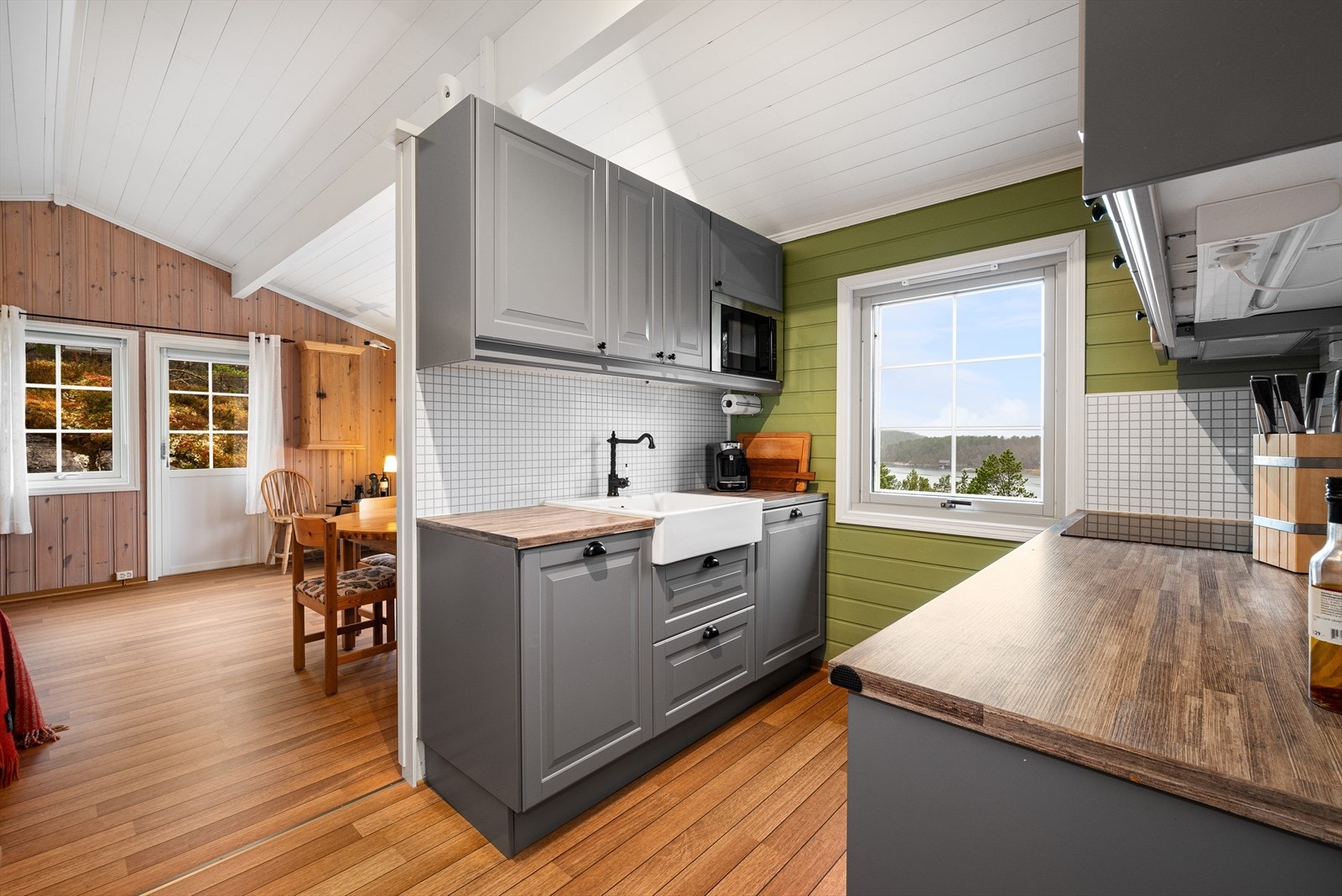 Hytta har innlagt strøm og vann og er tilkoblet privat, felles avløpsnett. Galleribilde