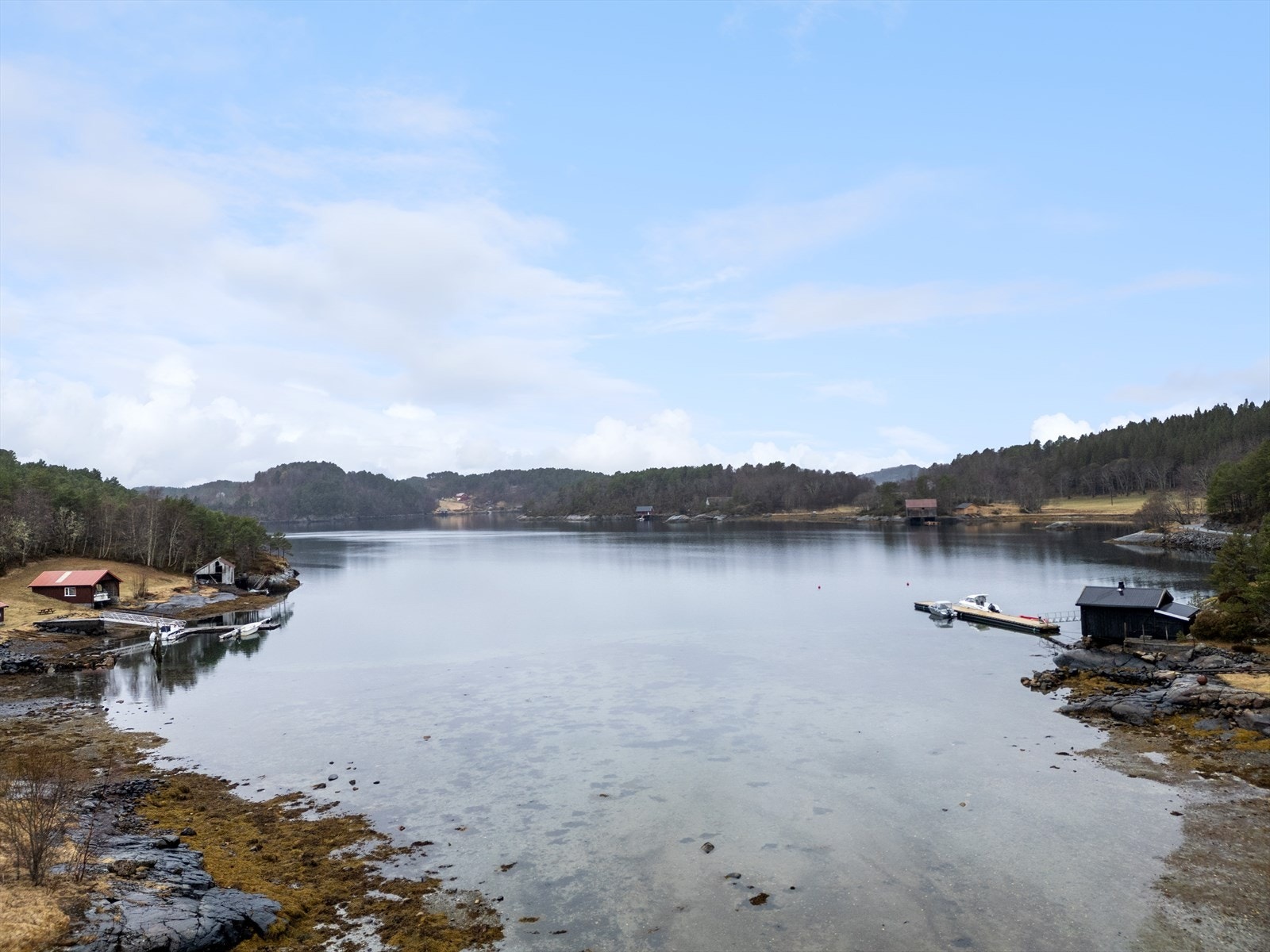I nærområdet er det fine friluftsområder både ved sjøen og i fjellet. Galleribilde
