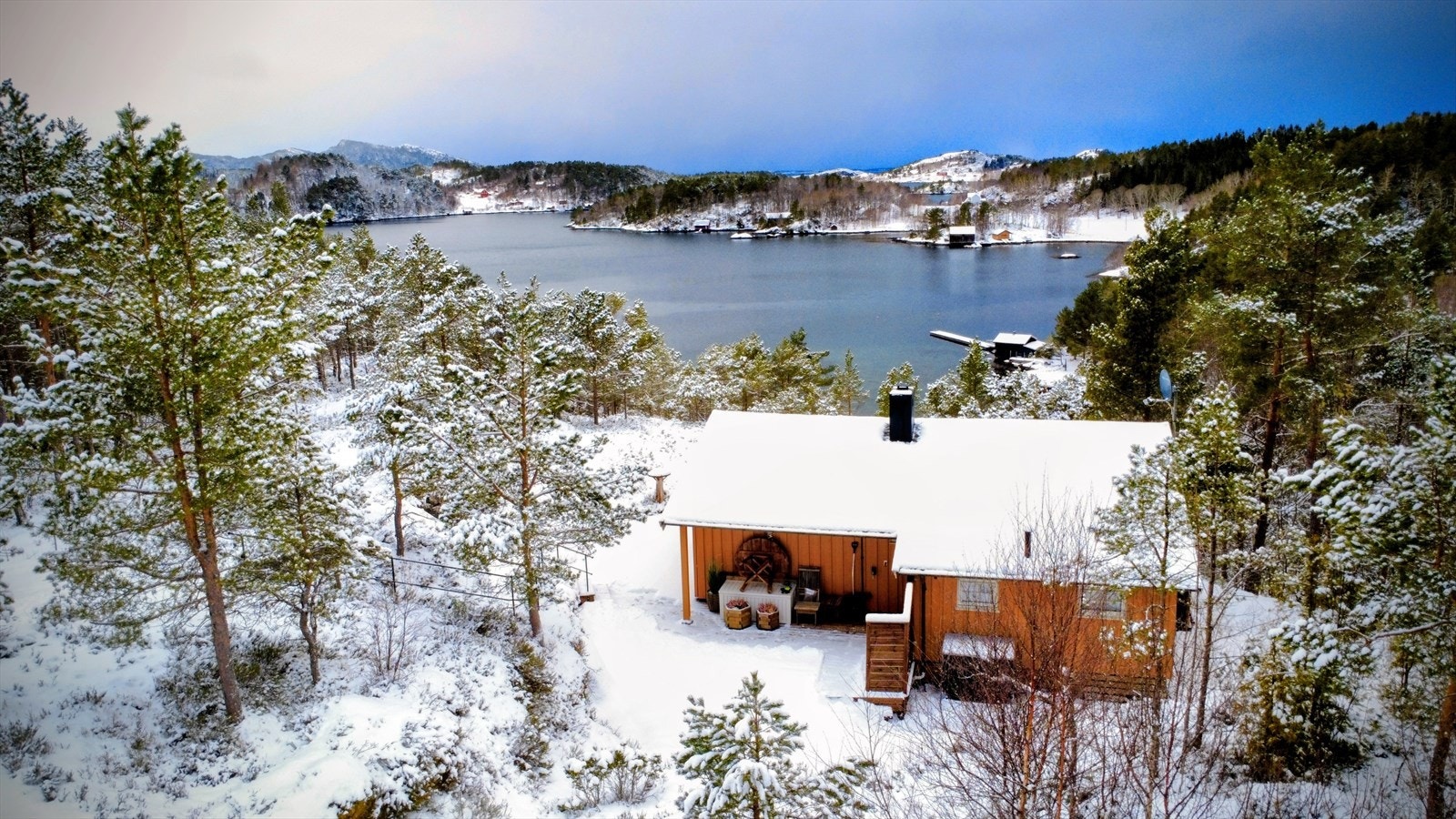 Aktiv Eiendomsmegling v/Nina K. Brandt har gleden av å presentere Roksvågvegen 75! Fotograf: Haukdal / Interiørfoto AS Galleribilde