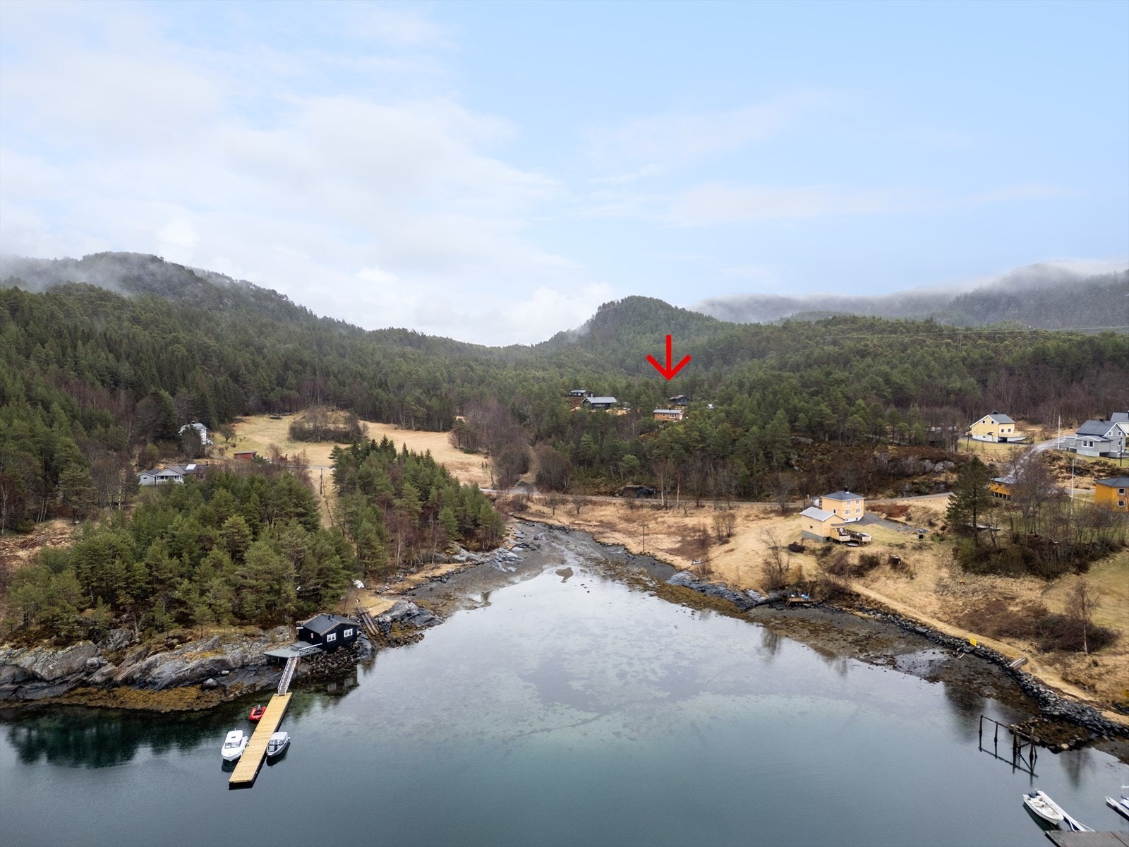 Eiendommen ligger fint til med utsikt mot sjøen i Roksvågen i Foldfjorden. Galleribilde