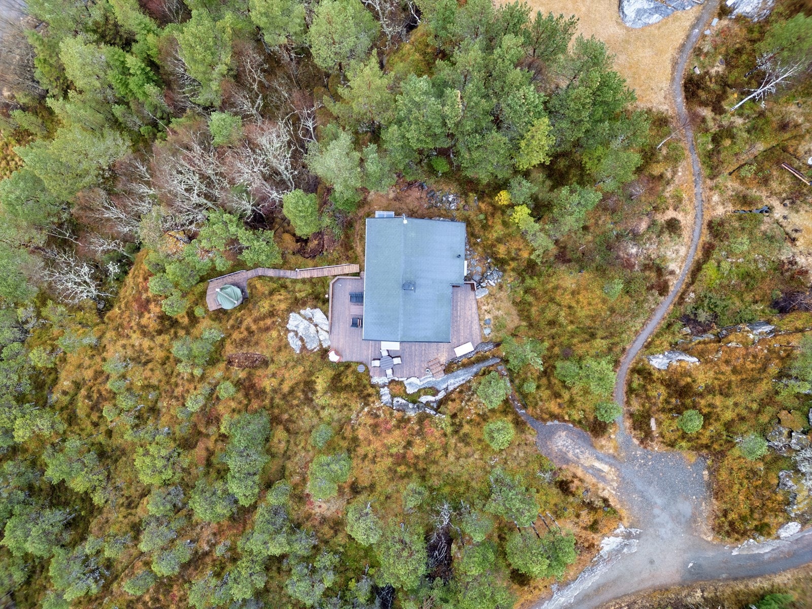 Det er vei frem til eiendommen med parkering på parkeringsplass ovenfor eiendommen. Galleribilde