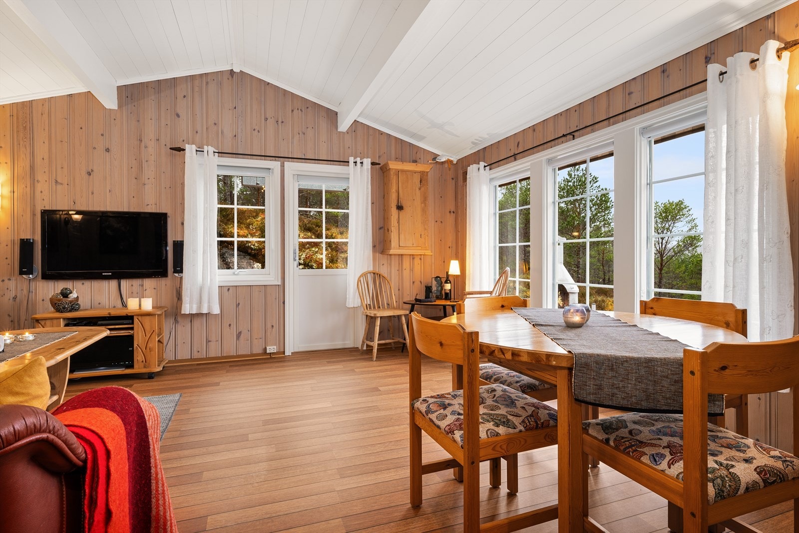 Lys og trivelig stue med plass for både spisestuemøbler og sofagruppe. Galleribilde