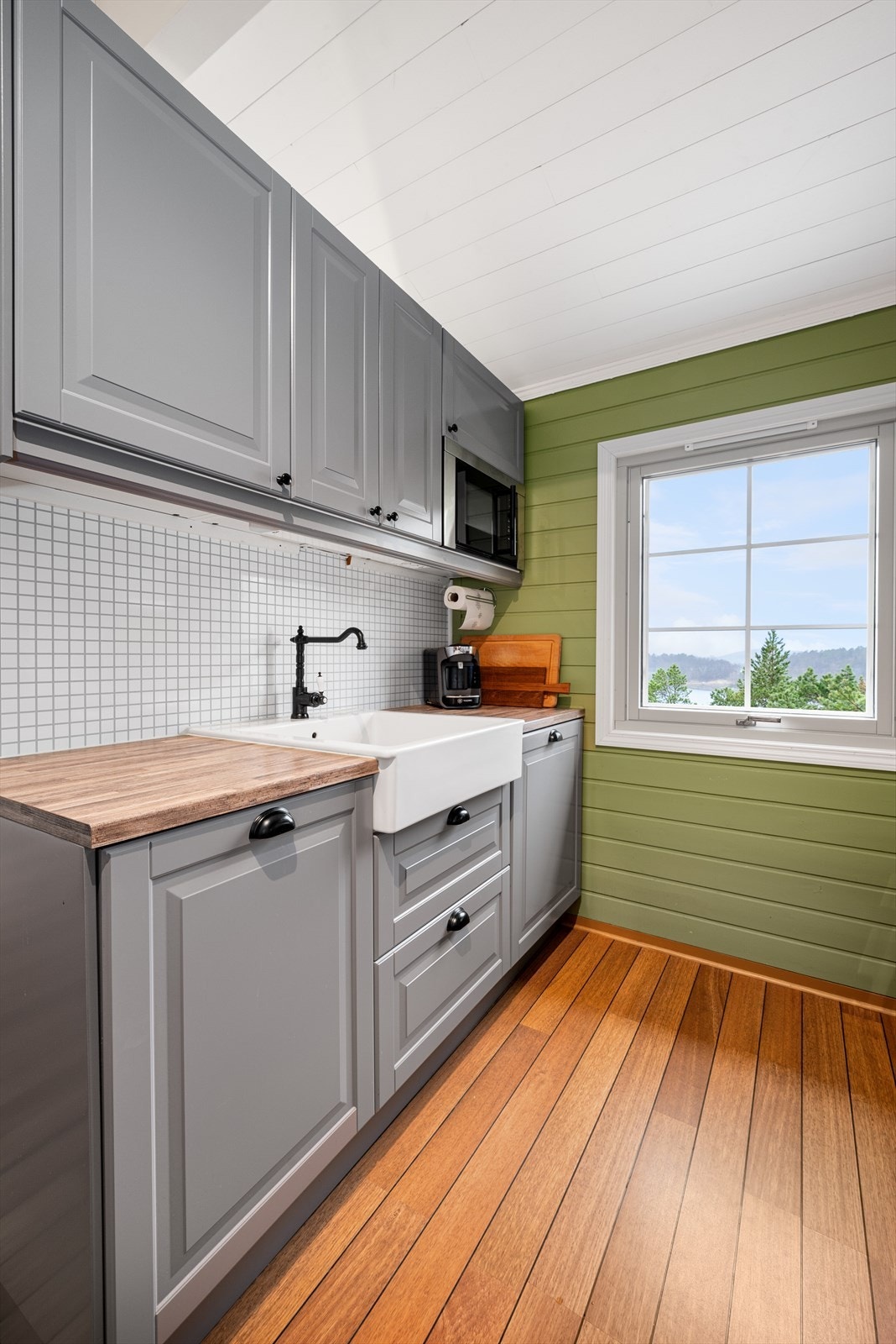 Integrert oppvaskmaskin, micro, kjøleskap og stekeovn medfølger i handelen. Galleribilde