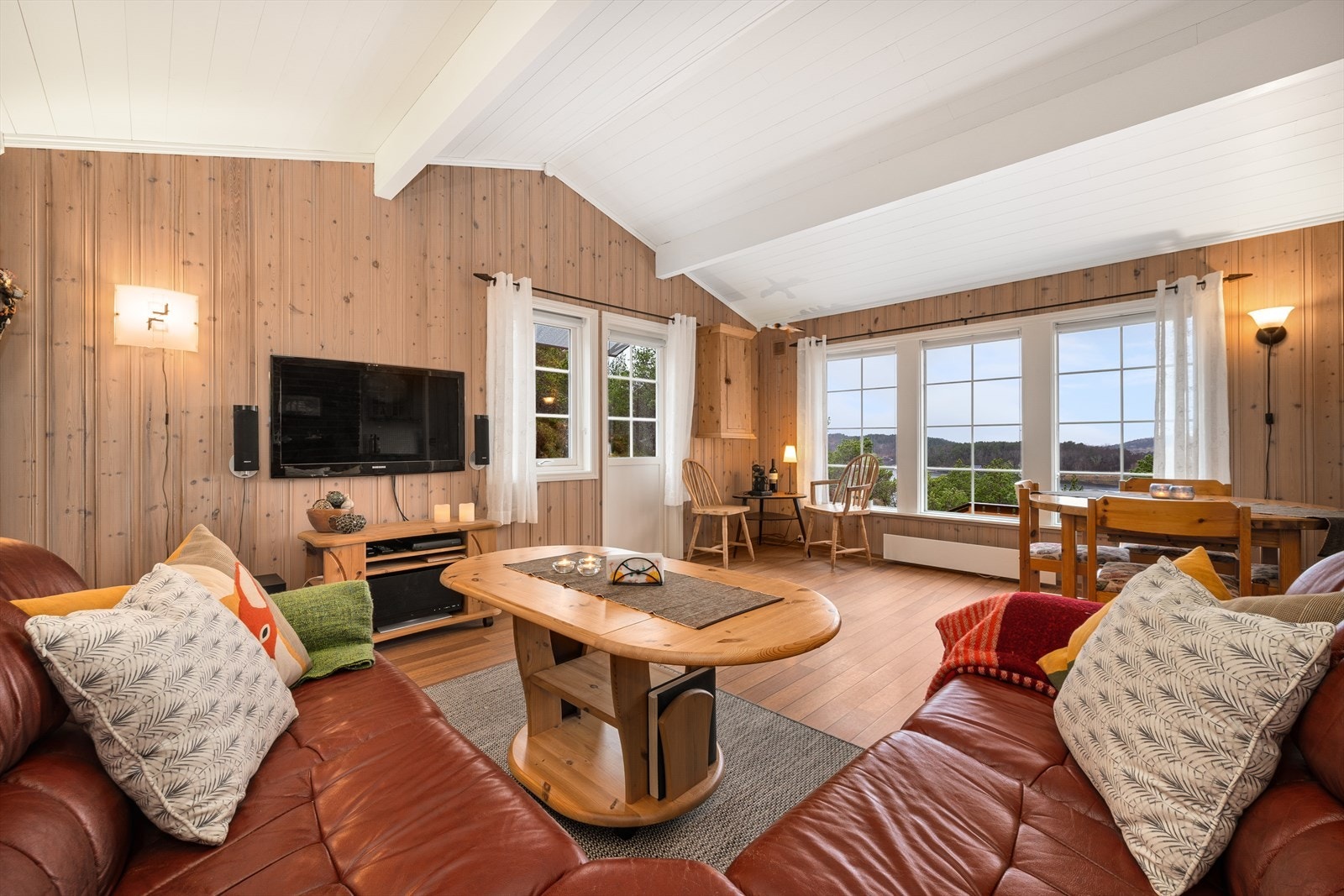 De store vindusflatene ivaretar utsikten og gir godt naturlig lys inn. Galleribilde