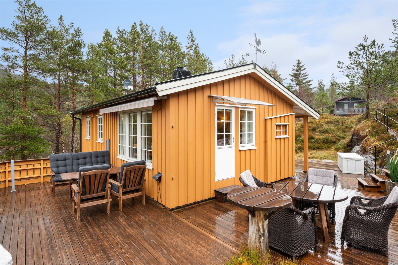 Uteområdet er pent opparbeidet med en romslig terrasse som strekker seg rundt store deler av hytta. Galleribilde